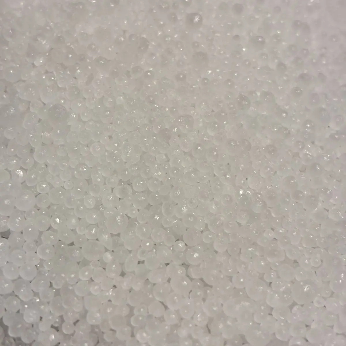 尿素の粒（プリル状）の外観
