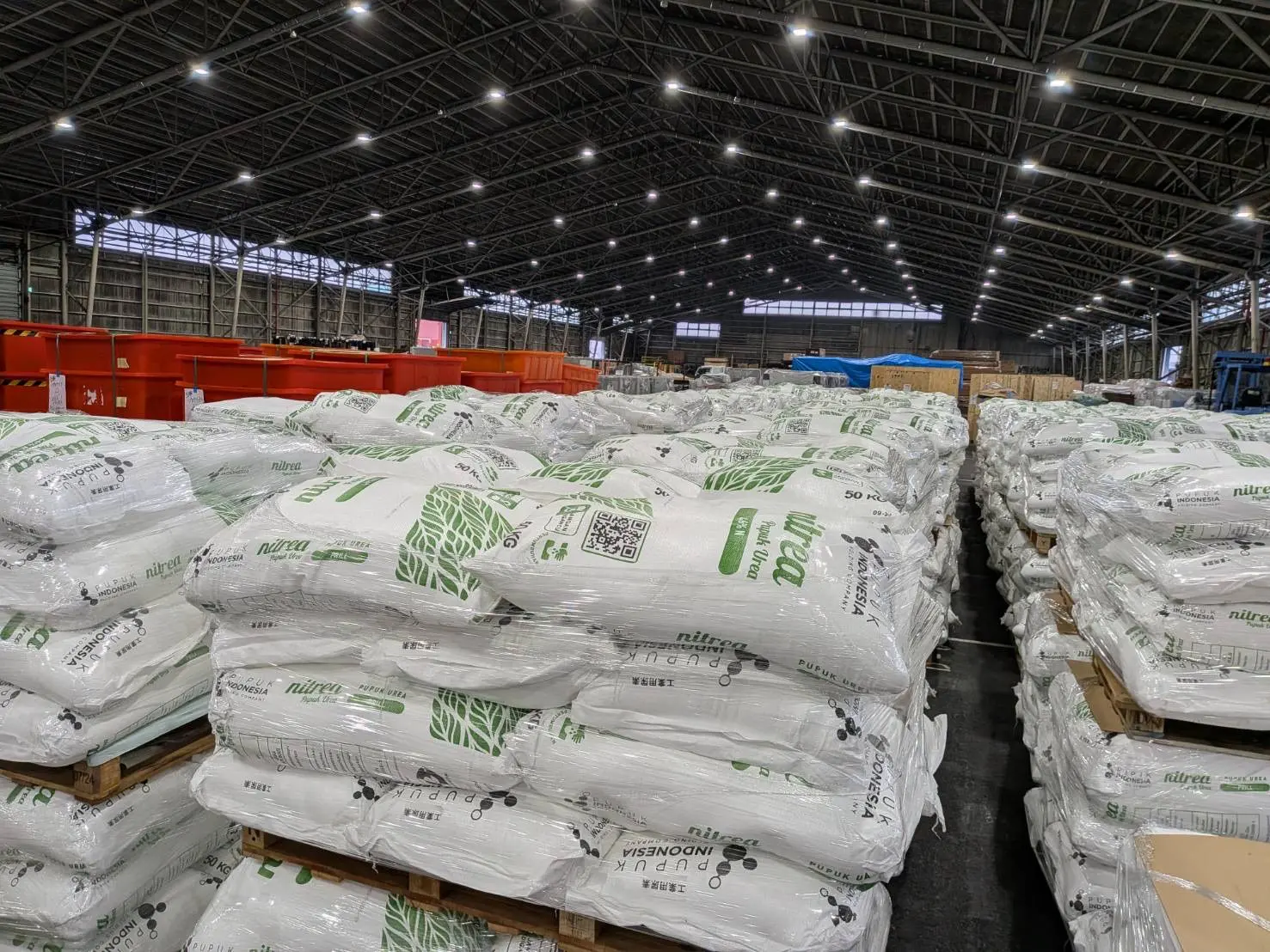 国内倉庫にパレット積みされた50kg入り尿素