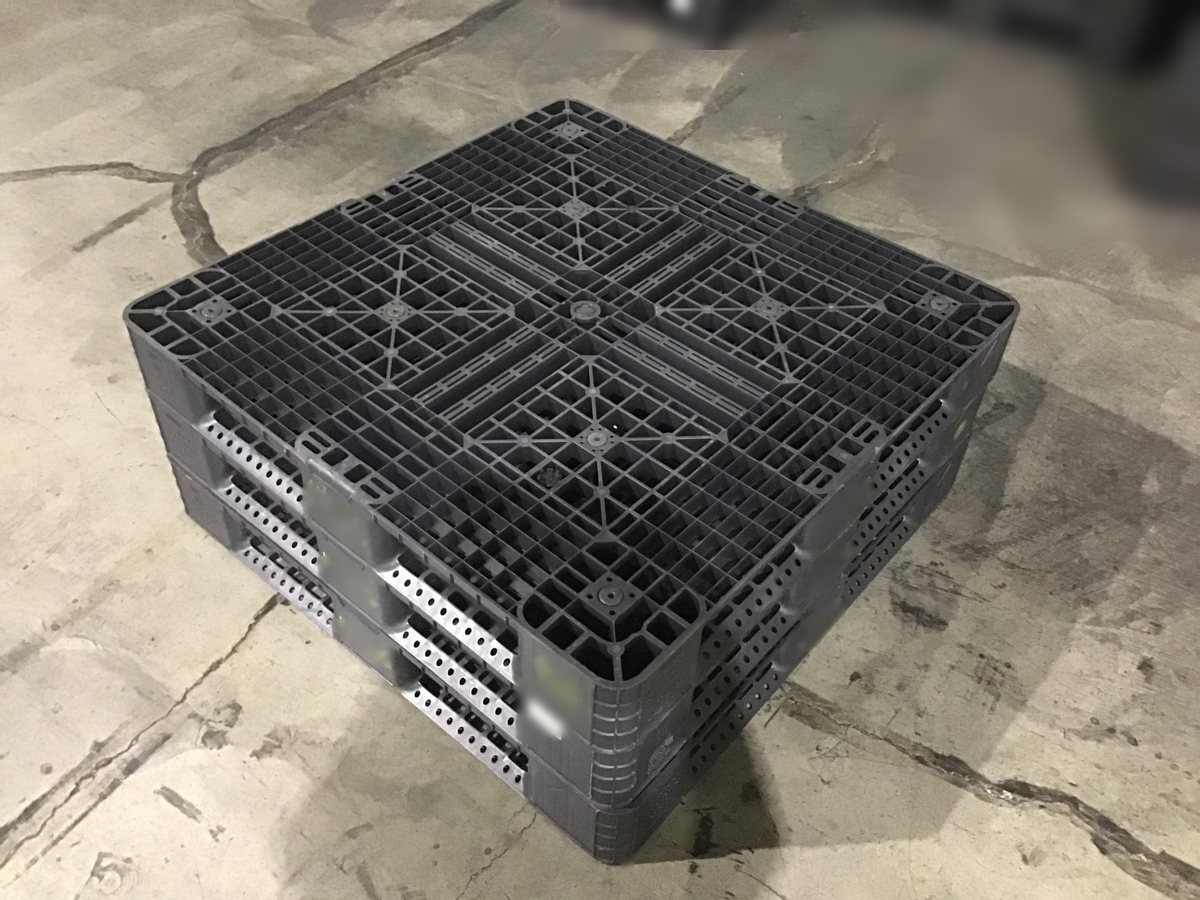 1100×1100のプラスチックパレットを3枚重ねて、上の面を斜めから見たところ