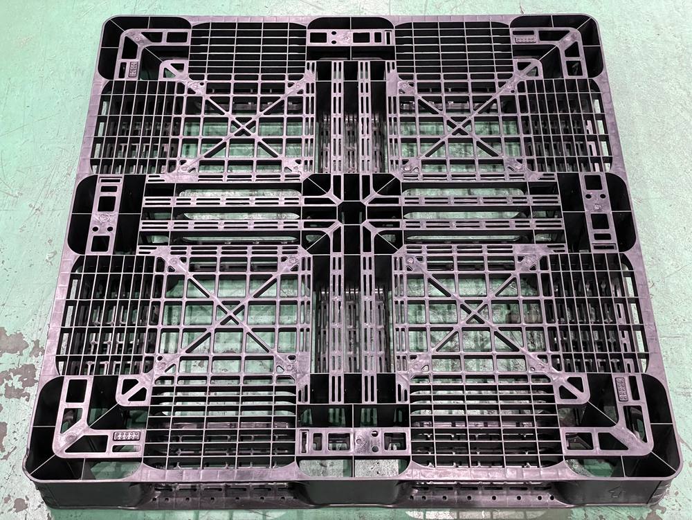 使用のあとが残る中古プラスチックパレットの上面