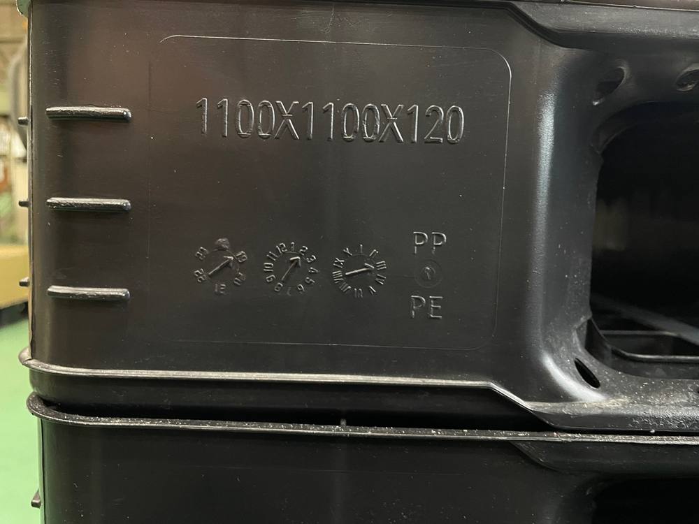 中古プラスチックパレット側面の刻印(外寸と材質の表示)